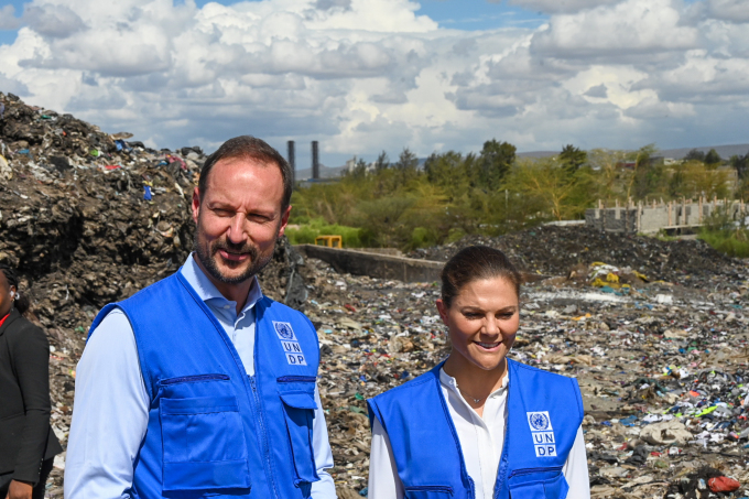 Kronprins Haakon og Kronprinsesse Victoria av Sverige på Kitengela avfallshånteringsanlegg utenfor Nairobi. Foto: Sven Gj. Gjeruldsen / Det kongelige hoff